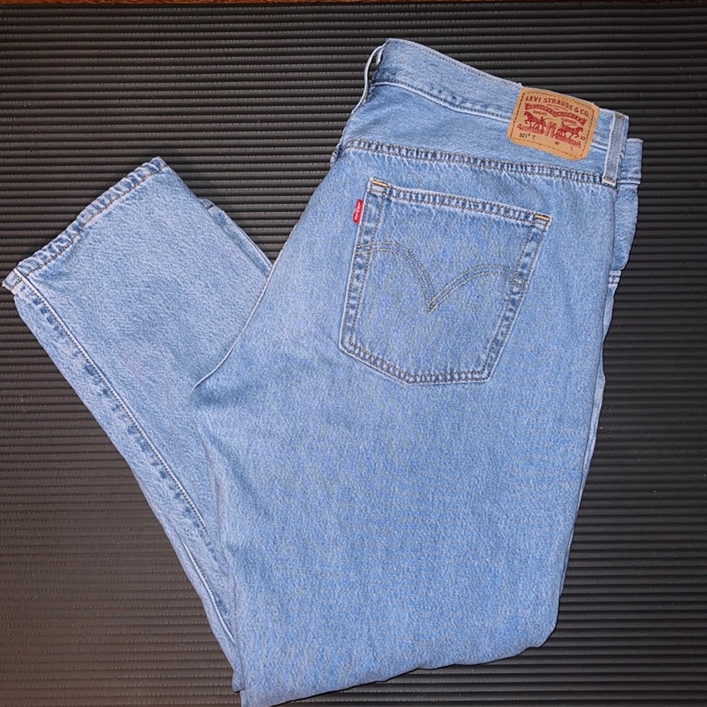 Levi’s distressed crop 501 34•28